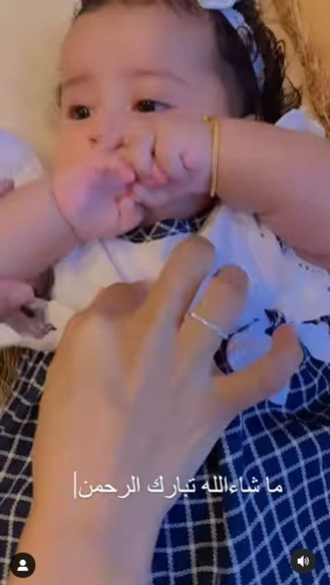 Potret Terbaru Jood Putri Mendiang Syekh Ali Jaber, Cantik dan Gemas Seperti Boneka!
