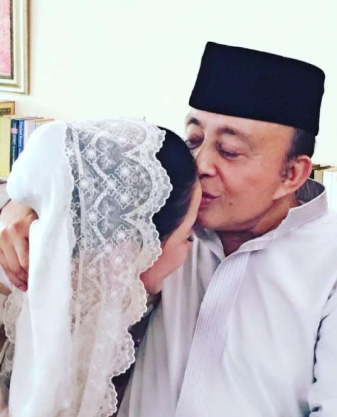 6 Potret Cantik Istri Eks Menteri Tenaga Kerja Abdul Latief yang Jarang Tersorot, Terpaut 35 Tahun!