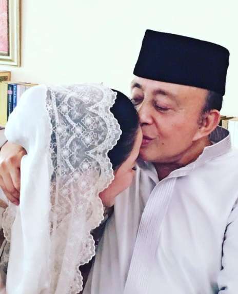 6 Potret Cantik Istri Eks Menteri Tenaga Kerja Abdul Latief yang Jarang Tersorot, Terpaut 35 Tahun!