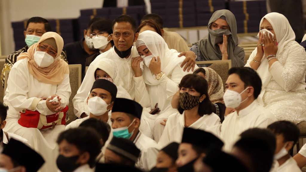 FOTO: Suasana Haru Pengajian Tujuh Hari Meninggalnya Vanessa Angel dan Bibi
