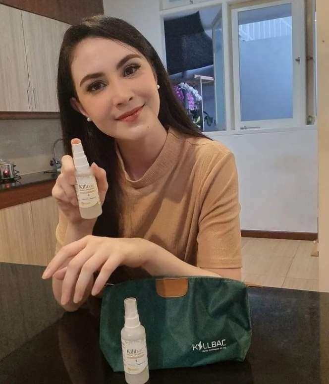 Potret Cantik Arumi Bachsin Saat di Rumah, Hingga Dampingi Suami Bertugas