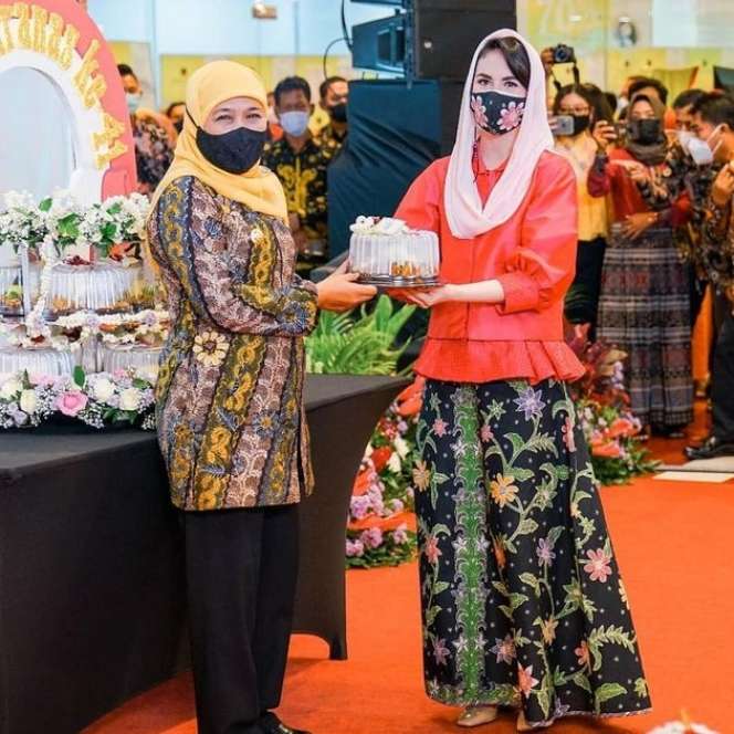 Potret Cantik Arumi Bachsin Saat di Rumah, Hingga Dampingi Suami Bertugas
