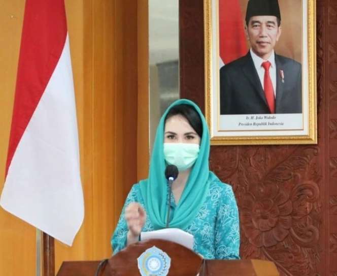 Potret Cantik Arumi Bachsin Saat di Rumah, Hingga Dampingi Suami Bertugas