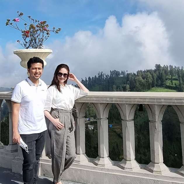 Potret Cantik Arumi Bachsin Saat di Rumah, Hingga Dampingi Suami Bertugas