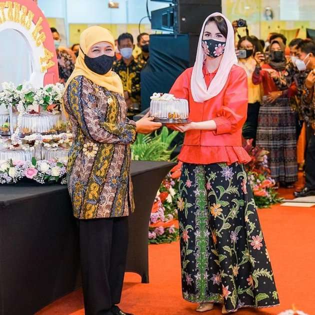 Potret Cantik Arumi Bachsin Saat di Rumah, Hingga Dampingi Suami Bertugas