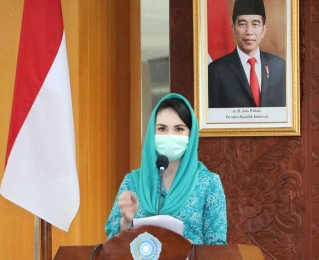 Potret Cantik Arumi Bachsin Saat di Rumah, Hingga Dampingi Suami Bertugas