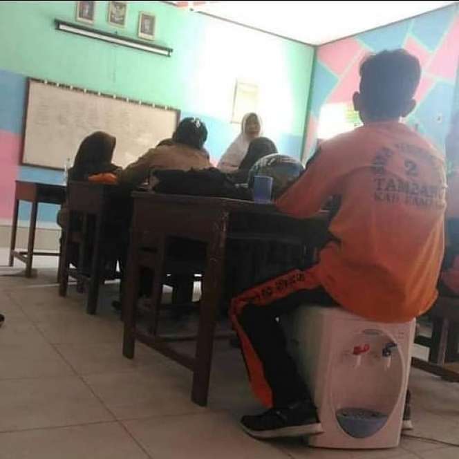 10 Momen Lucu Saat Orang Lagi Apes Sendirian, Bikin Ketawa Tapi Kasihan