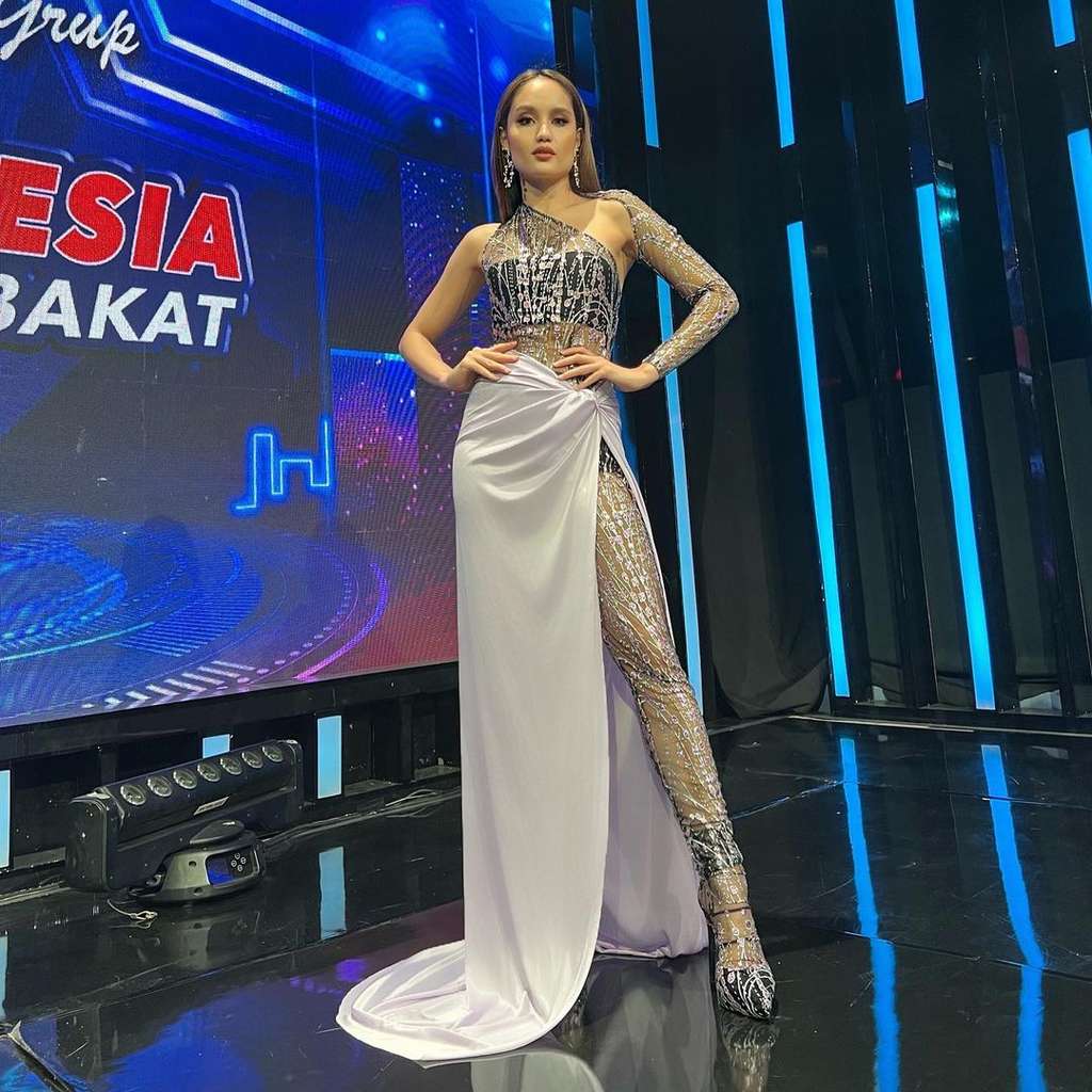 9 Foto Berani Artis Pakai Baju Transparan, Gaya Ayu Ting Ting Paling Wow Banget!