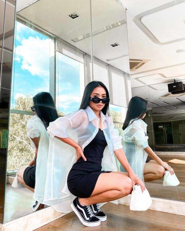 9 Foto Berani Artis Pakai Baju Transparan, Gaya Ayu Ting Ting Paling Wow Banget!