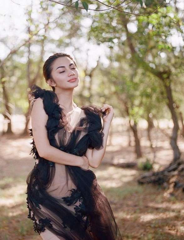 9 Foto Berani Artis Pakai Baju Transparan, Gaya Ayu Ting Ting Paling Wow Banget!