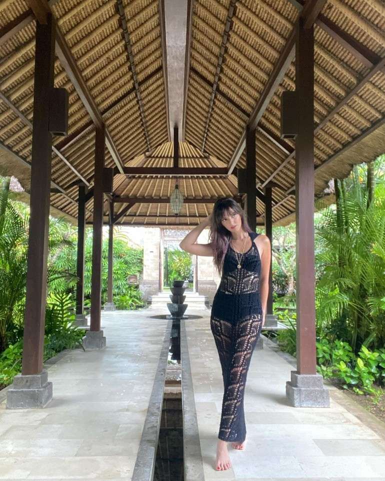9 Foto Berani Artis Pakai Baju Transparan, Gaya Ayu Ting Ting Paling Wow Banget!