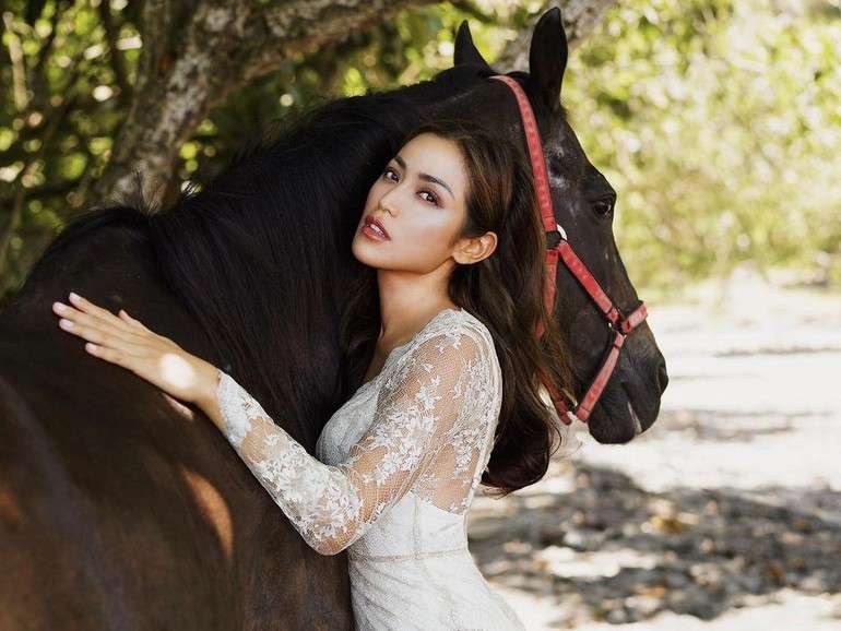 9 Foto Berani Artis Pakai Baju Transparan, Gaya Ayu Ting Ting Paling Wow Banget!