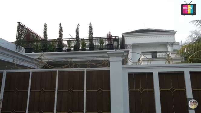 9 Potret Mewah Rumah Iis Dahlia, Ayu Ting Ting Melongo Lihat Kamar Devano