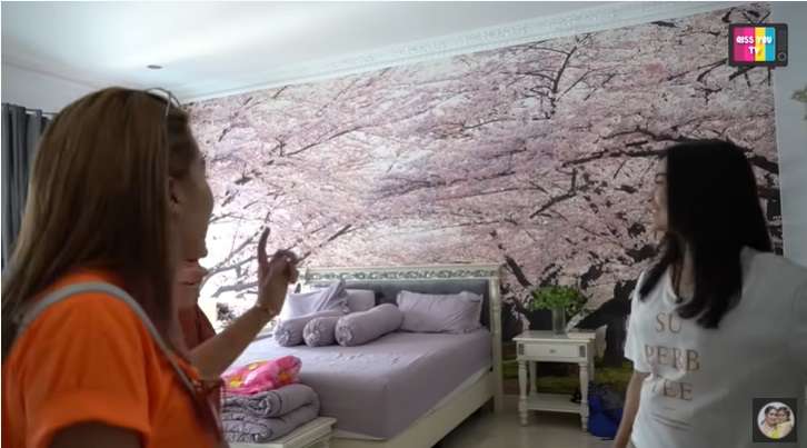 9 Potret Mewah Rumah Iis Dahlia, Ayu Ting Ting Melongo Lihat Kamar Devano