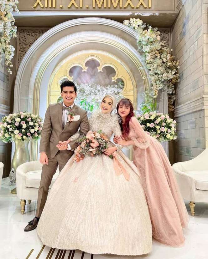 Gaya 10 Seleb di Resepsi Pernikahan Ria Ricis, Dandanan Ayu Ting Ting Bikin Melongo!
