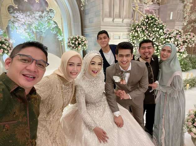 Gaya 10 Seleb di Resepsi Pernikahan Ria Ricis, Dandanan Ayu Ting Ting Bikin Melongo!