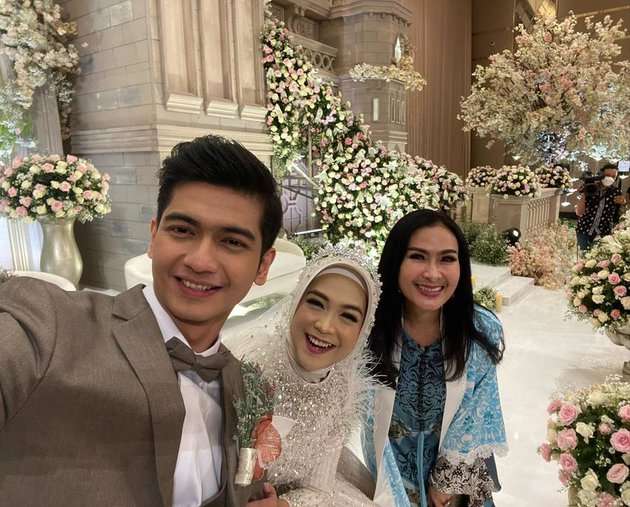 Gaya 10 Seleb di Resepsi Pernikahan Ria Ricis, Dandanan Ayu Ting Ting Bikin Melongo!