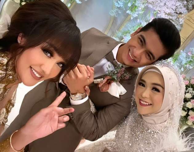 Gaya 10 Seleb di Resepsi Pernikahan Ria Ricis, Dandanan Ayu Ting Ting Bikin Melongo!