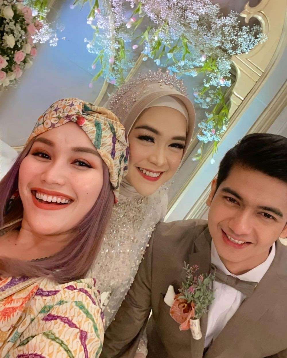 Gaya 10 Seleb di Resepsi Pernikahan Ria Ricis, Dandanan Ayu Ting Ting Bikin Melongo!