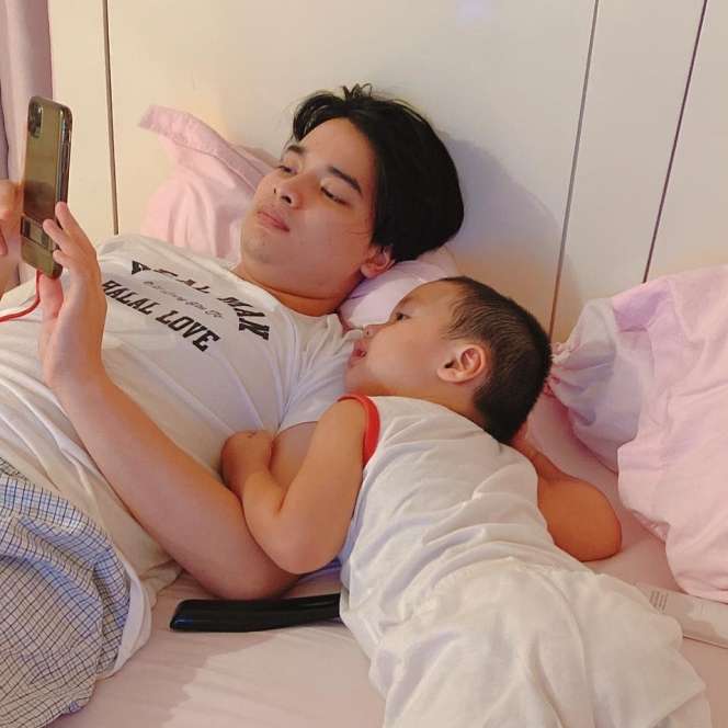 8 Adu Foto Alvin Faiz Bareng Anak Kandung Vs Anak Sambung, Mana Lebih Dekat?