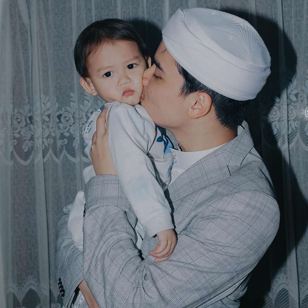8 Adu Foto Alvin Faiz Bareng Anak Kandung Vs Anak Sambung, Mana Lebih Dekat?