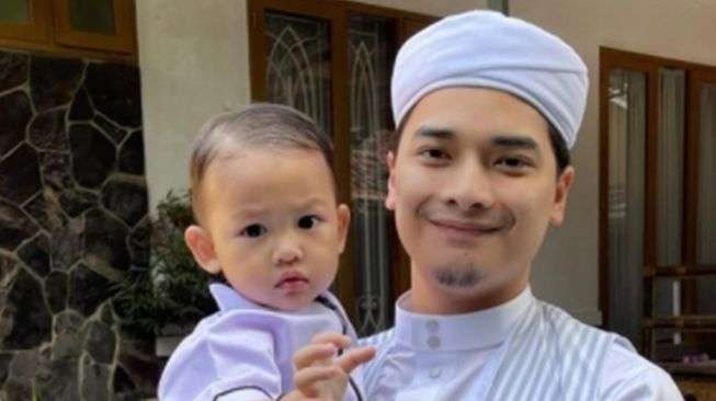 8 Adu Foto Alvin Faiz Bareng Anak Kandung Vs Anak Sambung, Mana Lebih Dekat?