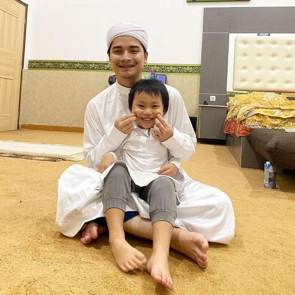 8 Adu Foto Alvin Faiz Bareng Anak Kandung Vs Anak Sambung, Mana Lebih Dekat?