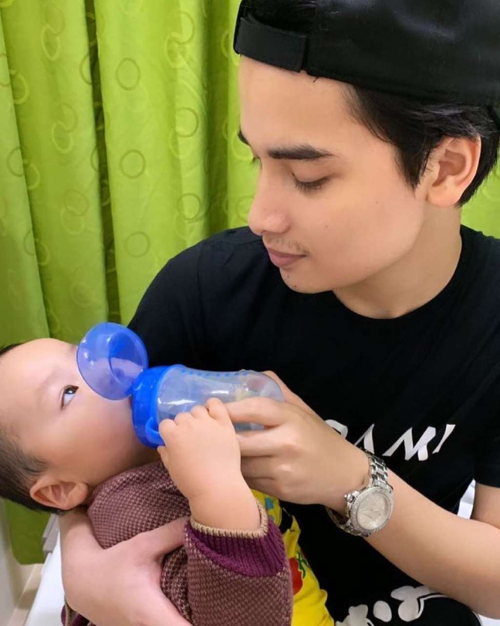 8 Adu Foto Alvin Faiz Bareng Anak Kandung Vs Anak Sambung, Mana Lebih Dekat?