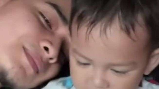 8 Adu Foto Alvin Faiz Bareng Anak Kandung Vs Anak Sambung, Mana Lebih Dekat?