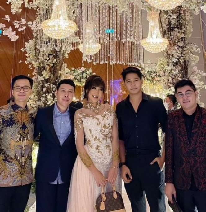 Potret Lucinta Luna Saat Hadiri Pernikahan Ria Ricis dan Teuku Ryan, Parasnya Disorot!