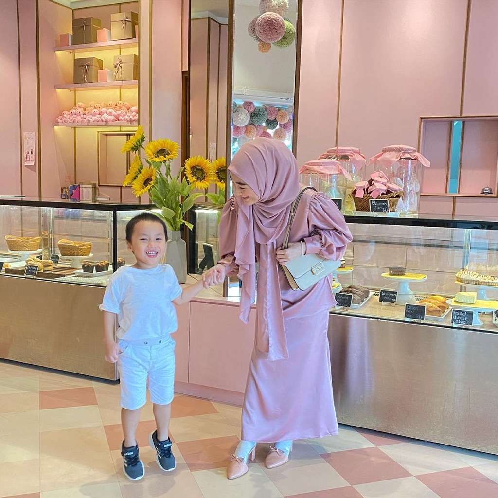 10 Foto Adu Gaya Larissa Chou Vs Henny Rahman saat Momong Anak, Siapa Lebih Idaman?