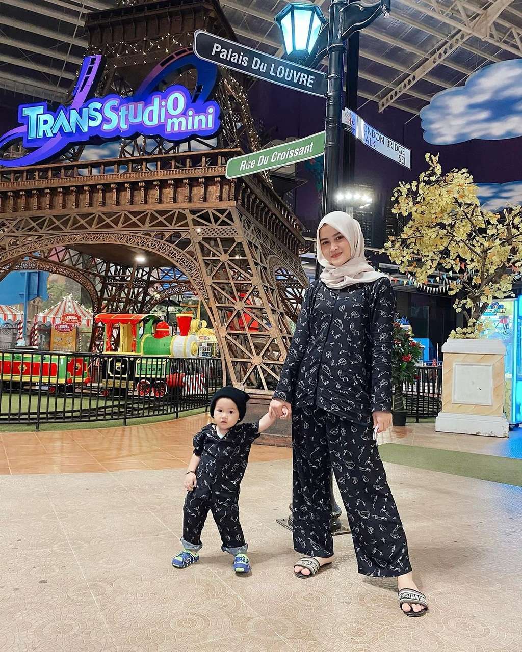 10 Foto Adu Gaya Larissa Chou Vs Henny Rahman saat Momong Anak, Siapa Lebih Idaman?