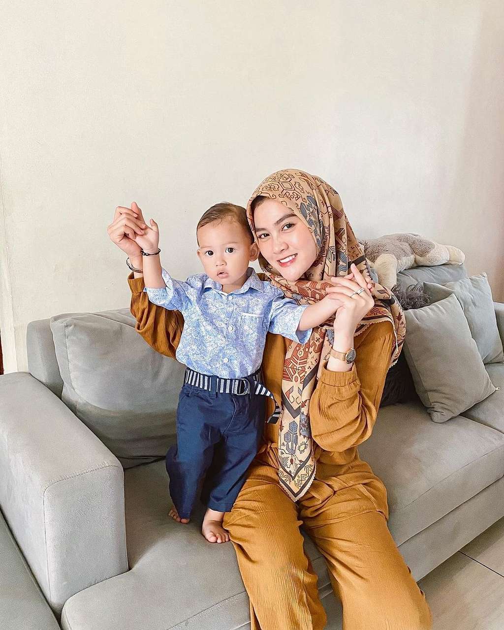 10 Foto Adu Gaya Larissa Chou Vs Henny Rahman saat Momong Anak, Siapa Lebih Idaman?