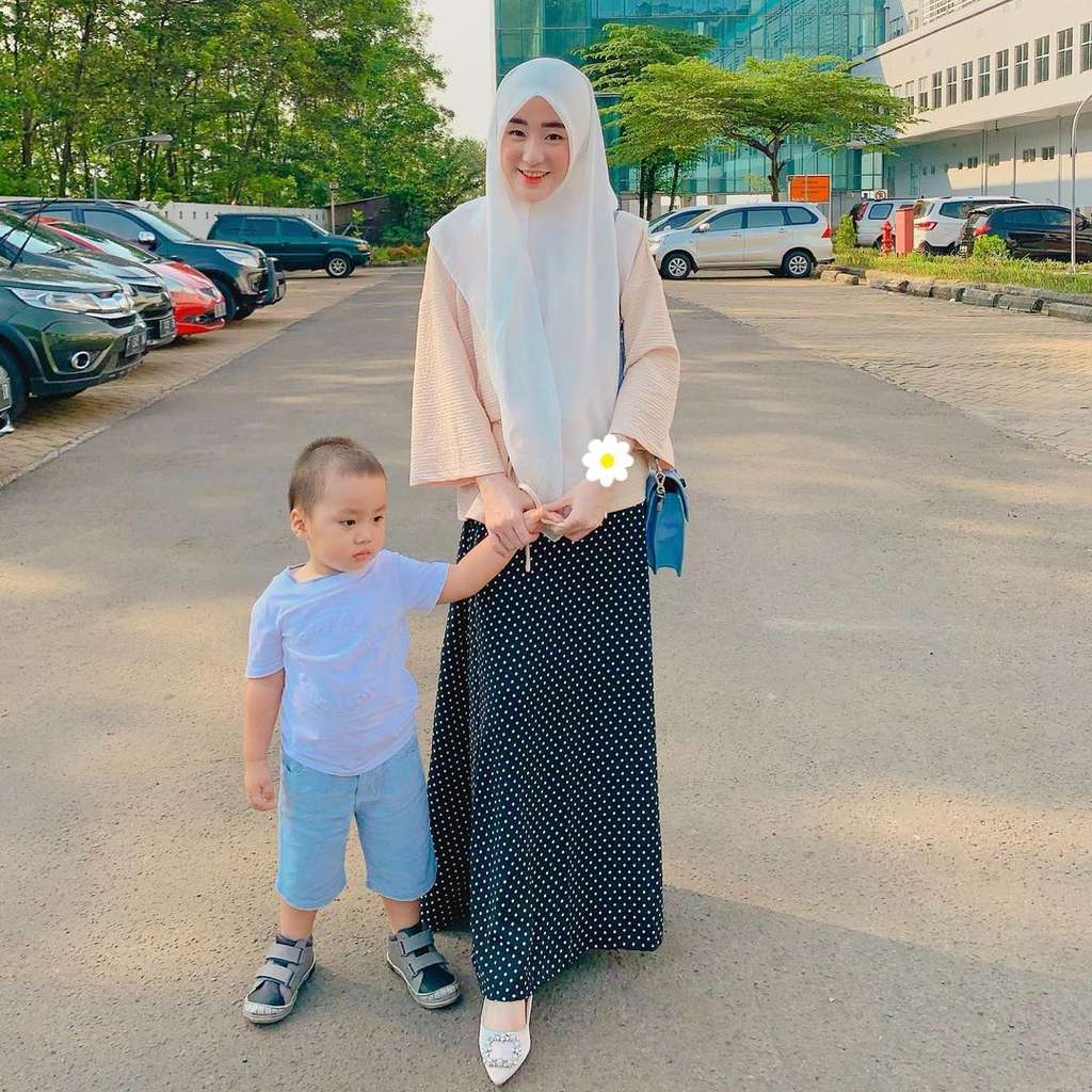 10 Foto Adu Gaya Larissa Chou Vs Henny Rahman saat Momong Anak, Siapa Lebih Idaman?