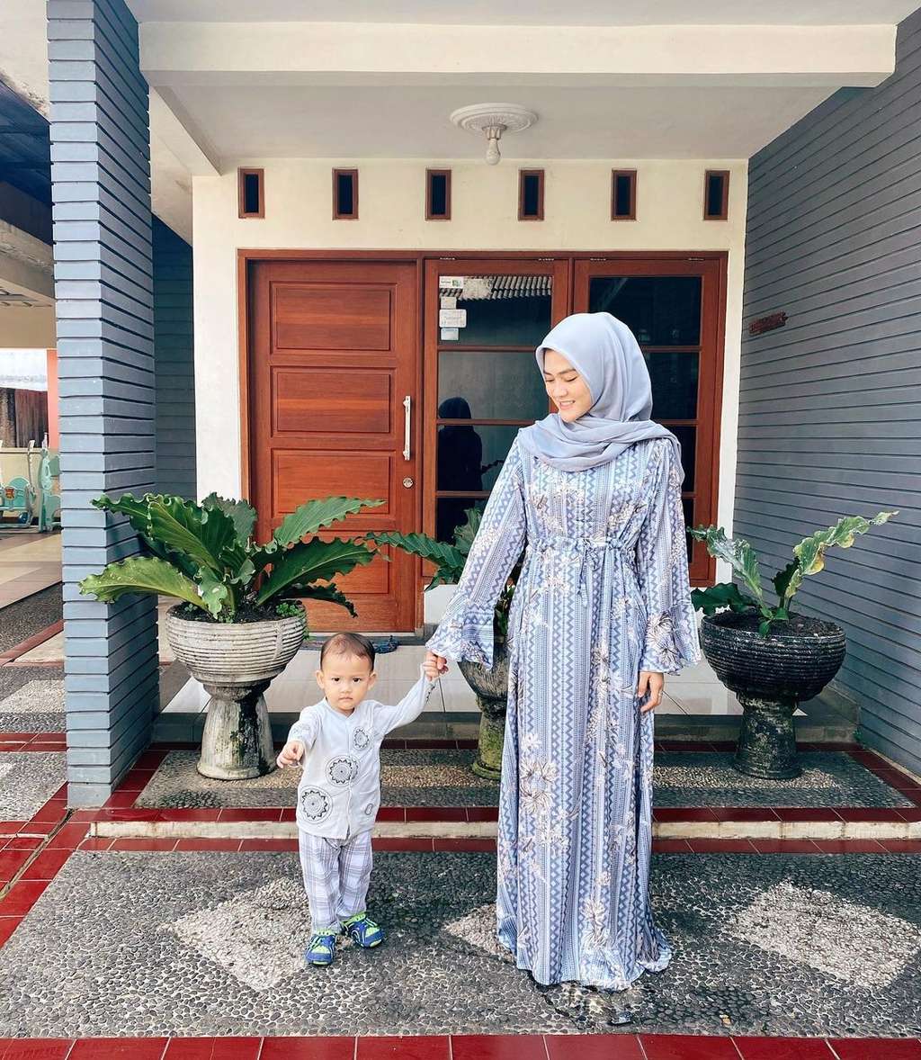 10 Foto Adu Gaya Larissa Chou Vs Henny Rahman saat Momong Anak, Siapa Lebih Idaman?