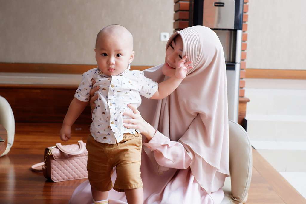 10 Foto Adu Gaya Larissa Chou Vs Henny Rahman saat Momong Anak, Siapa Lebih Idaman?