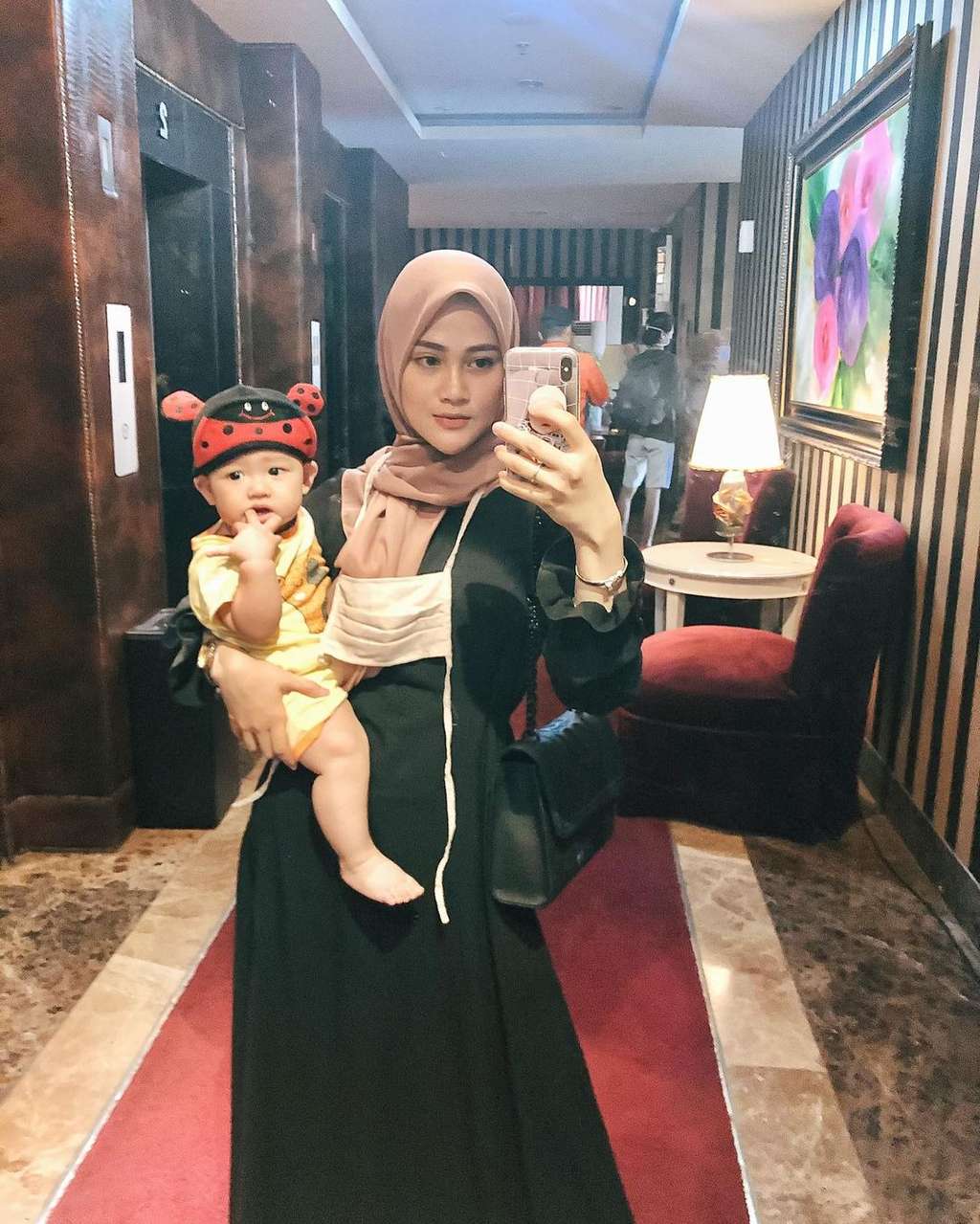 10 Foto Adu Gaya Larissa Chou Vs Henny Rahman saat Momong Anak, Siapa Lebih Idaman?