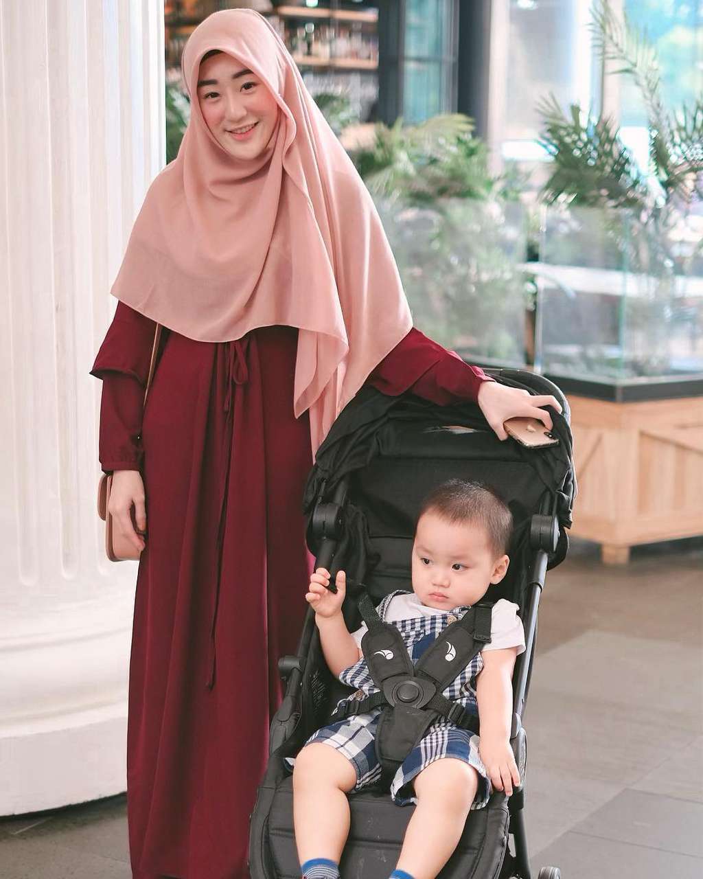 10 Foto Adu Gaya Larissa Chou Vs Henny Rahman saat Momong Anak, Siapa Lebih Idaman?