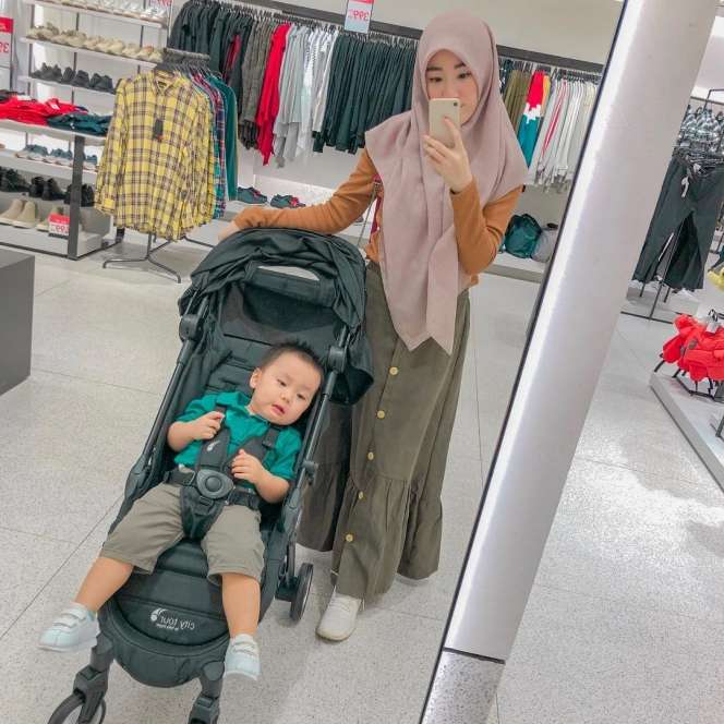 10 Foto Adu Gaya Larissa Chou Vs Henny Rahman saat Momong Anak, Siapa Lebih Idaman?