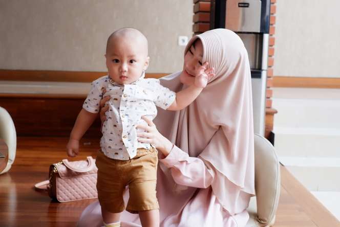 10 Foto Adu Gaya Larissa Chou Vs Henny Rahman saat Momong Anak, Siapa Lebih Idaman?