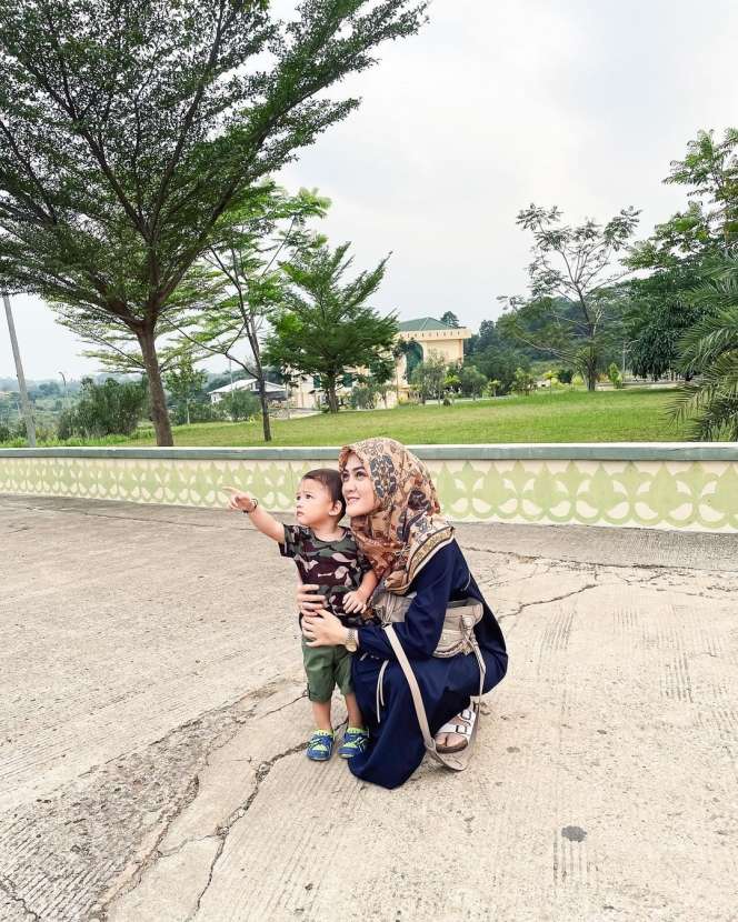 10 Foto Adu Gaya Larissa Chou Vs Henny Rahman saat Momong Anak, Siapa Lebih Idaman?