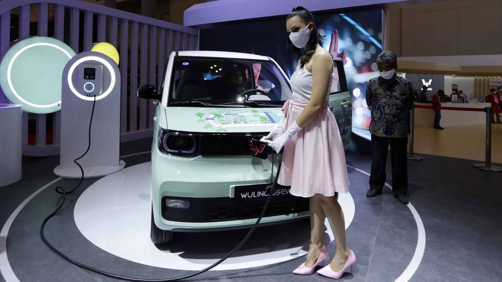 SPG Serba Ketat di GIIAS 2021: Honornya Beda