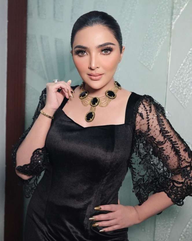8 Potret Cantiknya Ashanty Saat Hadiri AMI Awards 2021, Plek Ketiplek Millen Cyrus!