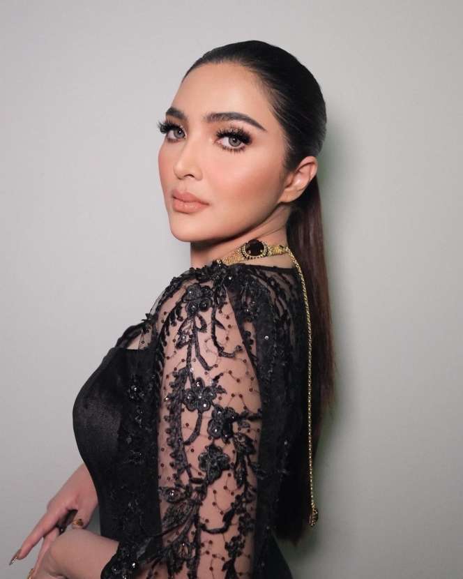 8 Potret Cantiknya Ashanty Saat Hadiri AMI Awards 2021, Plek Ketiplek Millen Cyrus!