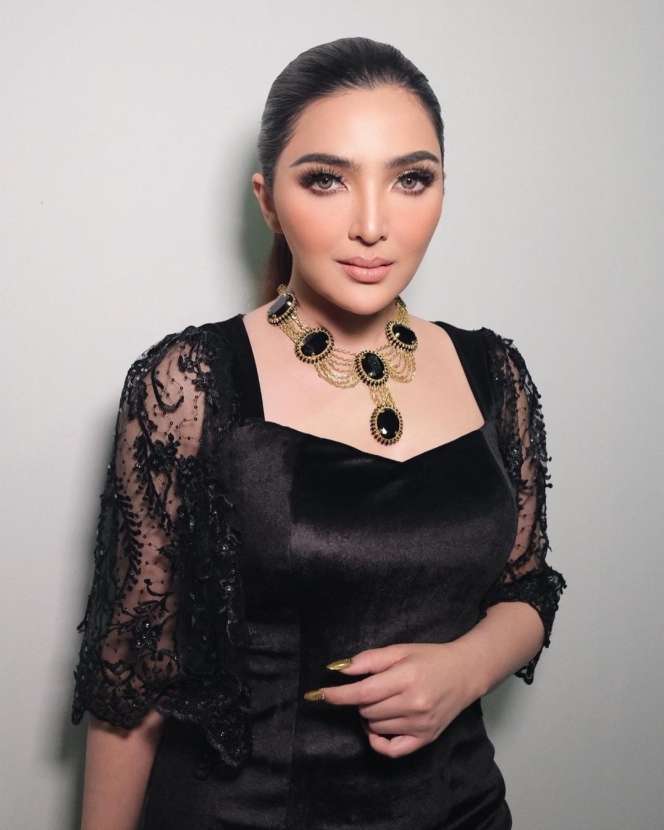 8 Potret Cantiknya Ashanty Saat Hadiri AMI Awards 2021, Plek Ketiplek Millen Cyrus!