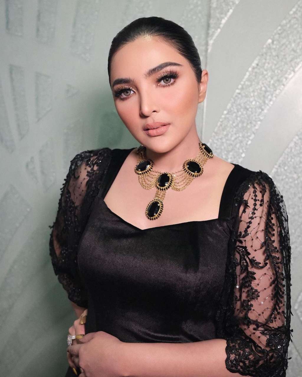 8 Potret Cantiknya Ashanty Saat Hadiri AMI Awards 2021, Plek Ketiplek Millen Cyrus!