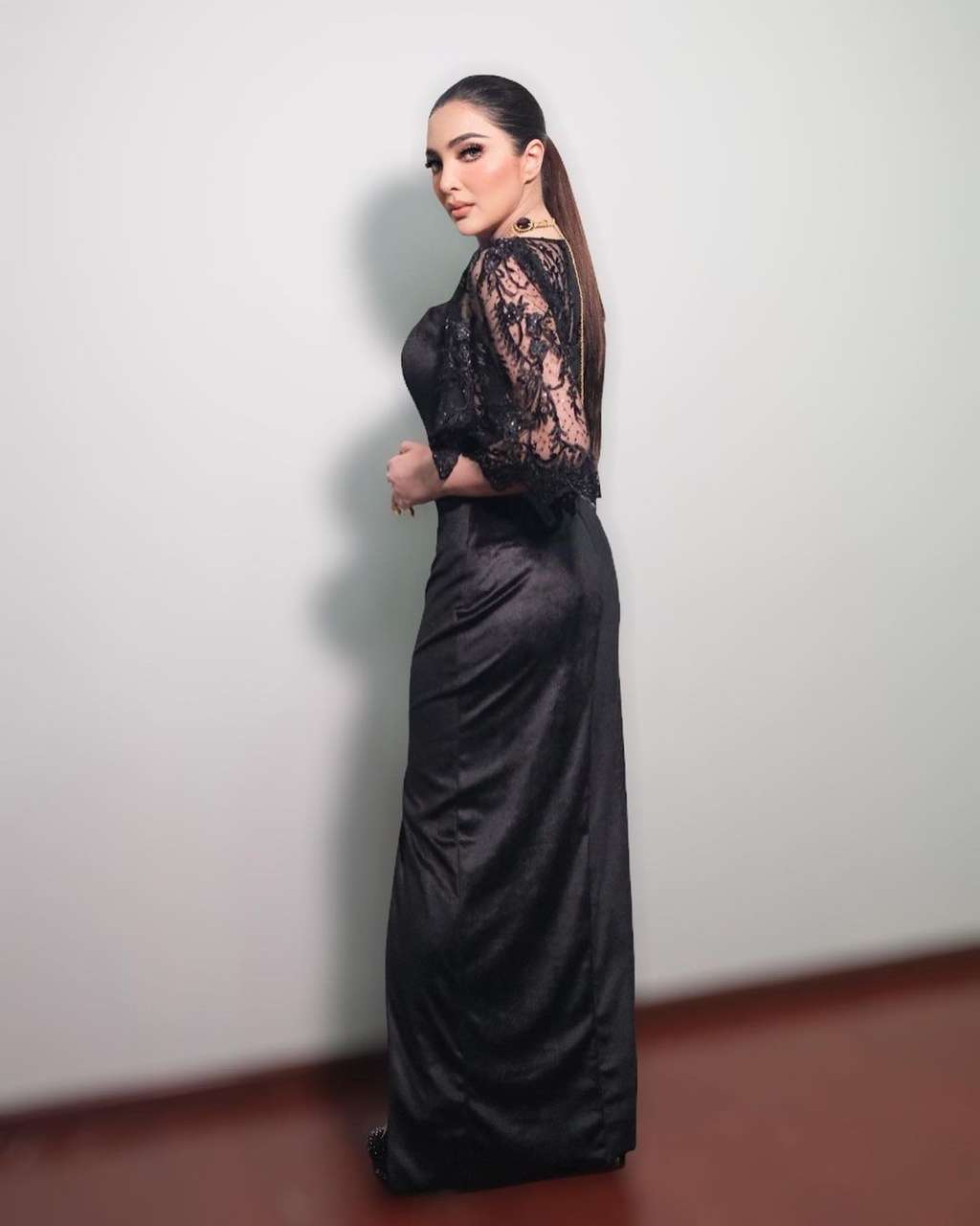 8 Potret Cantiknya Ashanty Saat Hadiri AMI Awards 2021, Plek Ketiplek Millen Cyrus!