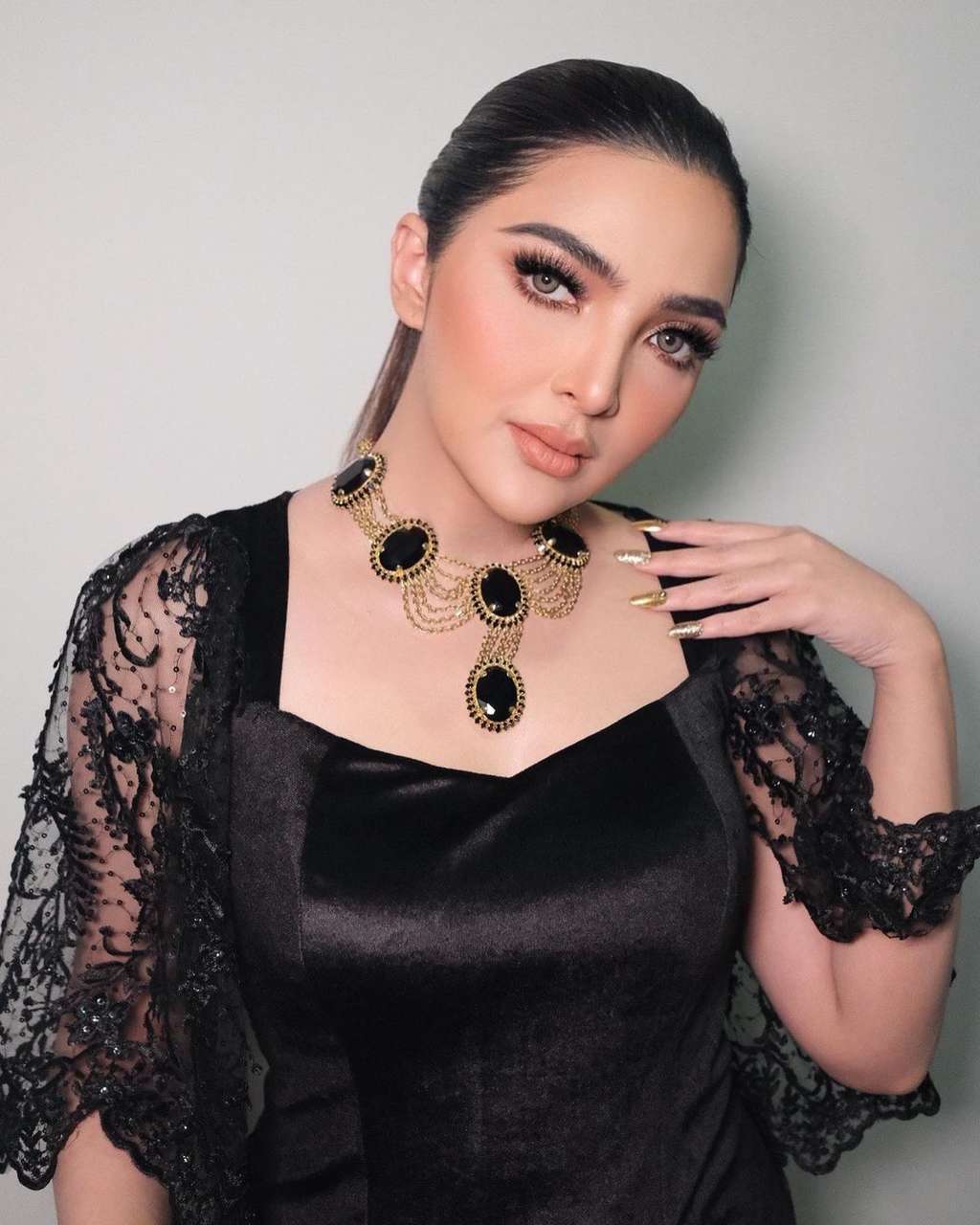 8 Potret Cantiknya Ashanty Saat Hadiri AMI Awards 2021, Plek Ketiplek Millen Cyrus!