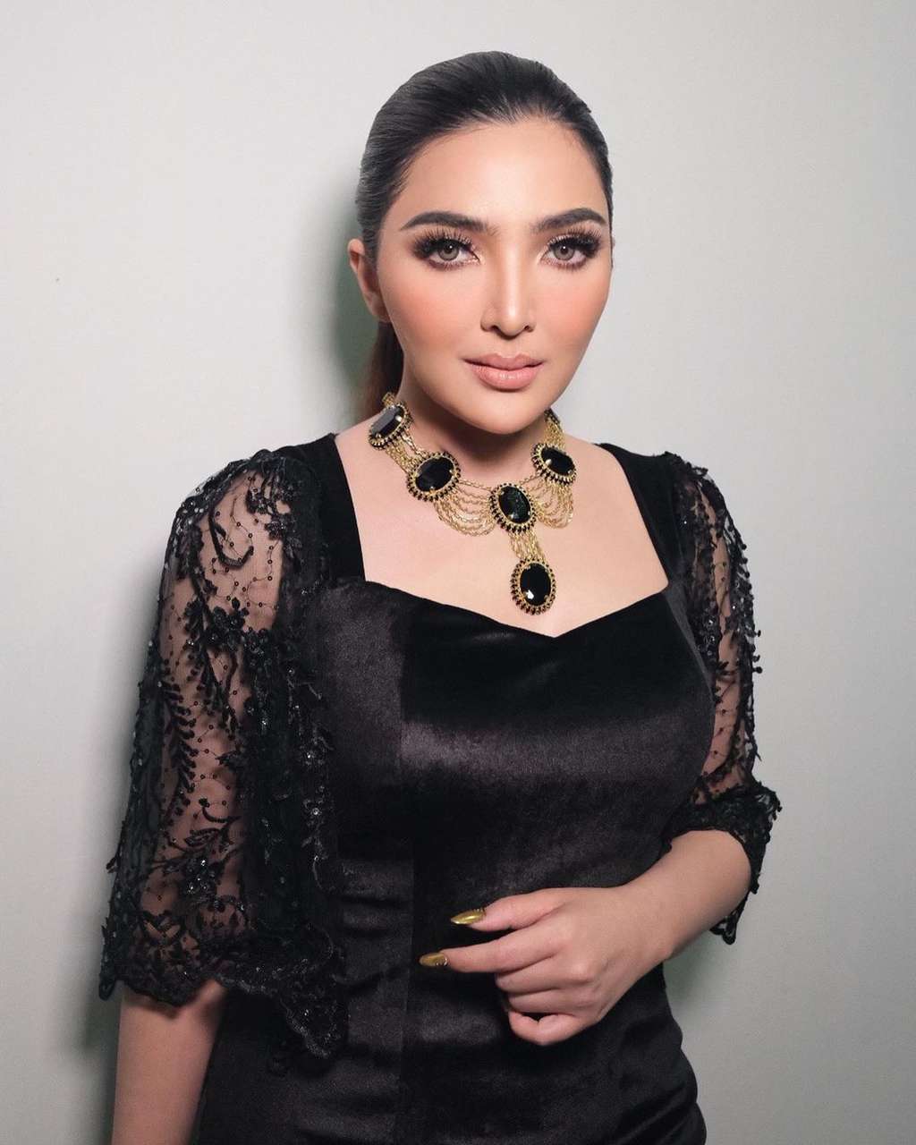 8 Potret Cantiknya Ashanty Saat Hadiri AMI Awards 2021, Plek Ketiplek Millen Cyrus!
