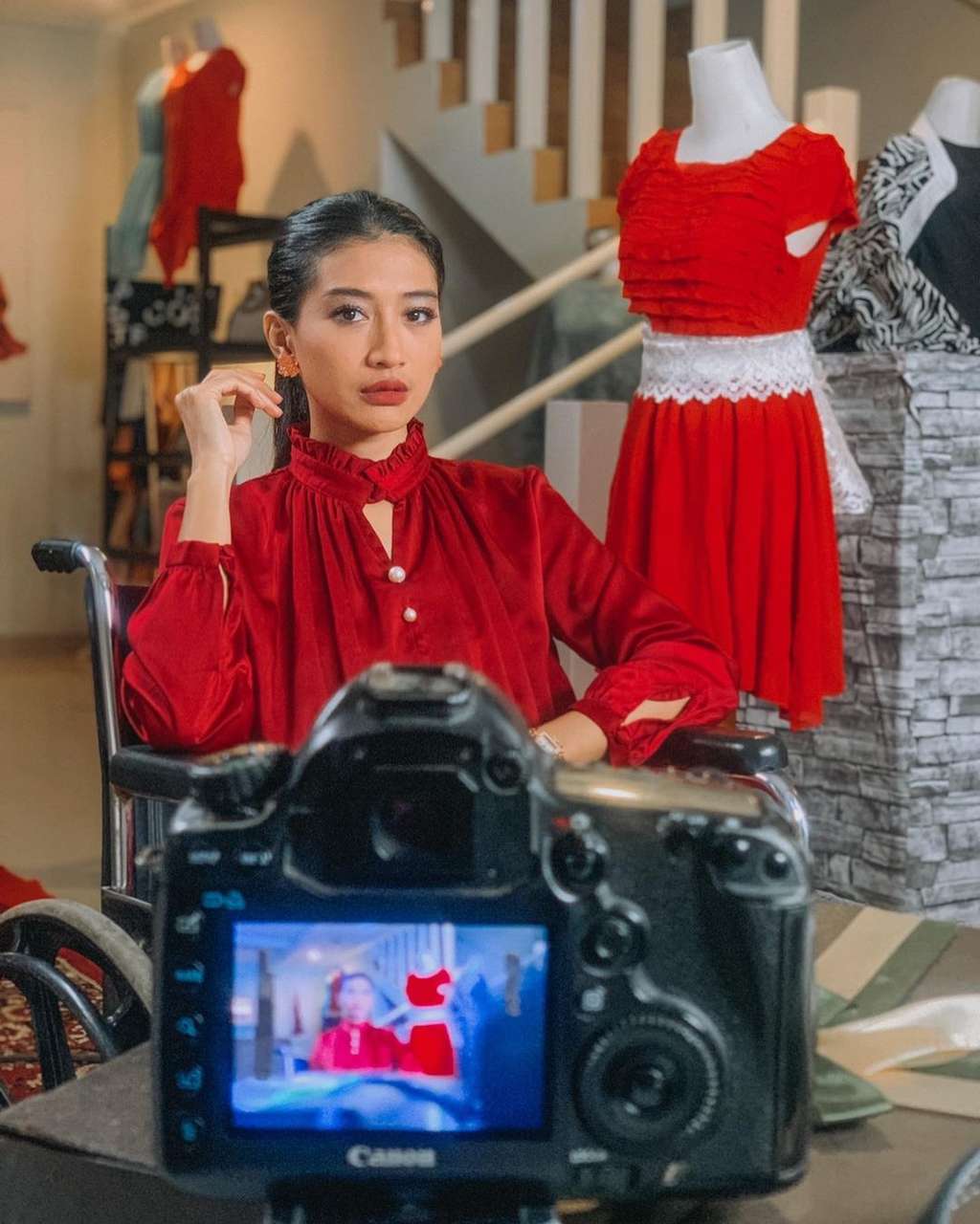 Masih Ingat Tati Pemeran Tukang Ojek Pengkolan? Penampilannya Makin Hot Banget